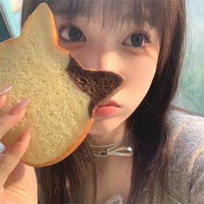 穿黄睡衣的女孩